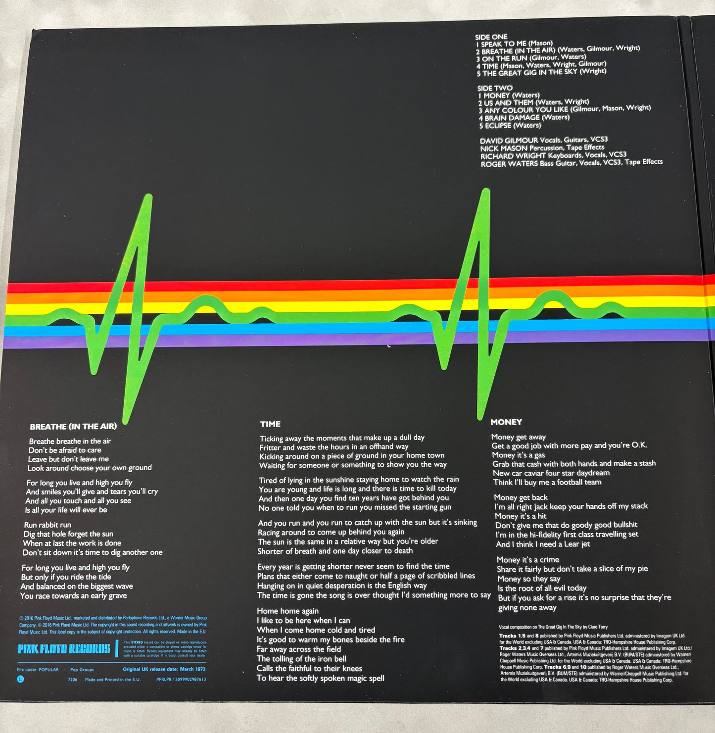 Roger Waters 'Pink Floyd' Signed The Dark Side of the Moon 12'' Vinyl with COA