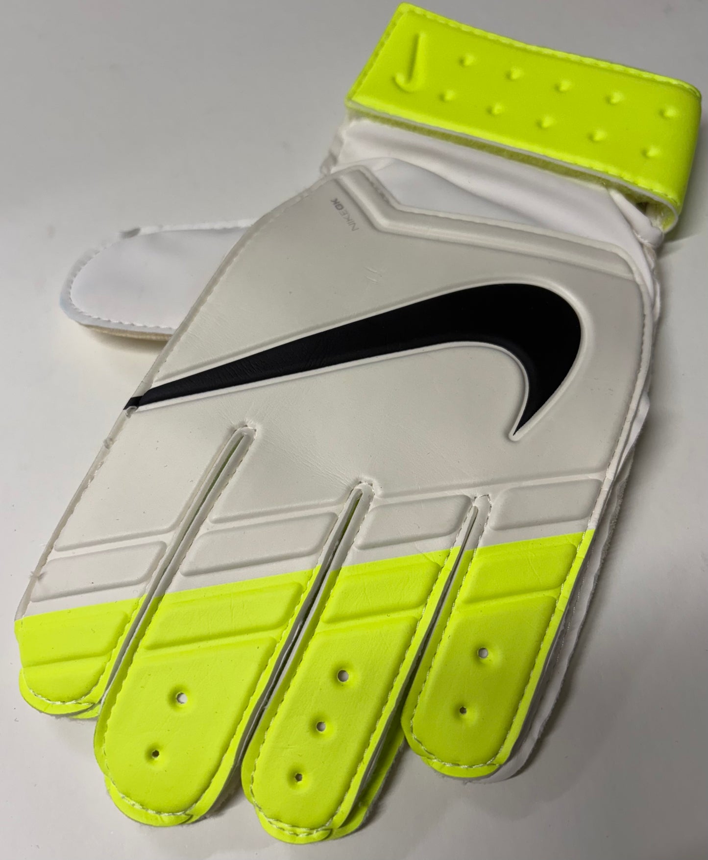 Peter Schmeichel- Manchester United FC Legend Signed Yellow & White Nike Goalkeeper Glove with COA